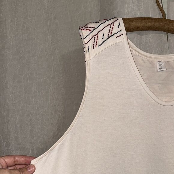 ON L Ivory Red Burgundy Navy Embroidered Sleeveless Scoop High Low Tank Top - Picture 6 of 11